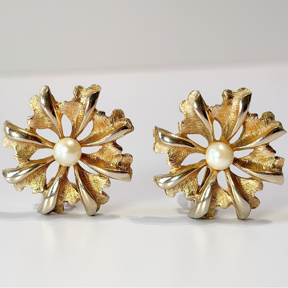 💕2/$30 Vintage 1960s Gold Leaf Pearl Clip Earrings – 1.25” JT0337